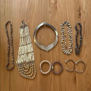 Assorted vintage necklaces and bracelets in great condition! From 70’s-80’s.
